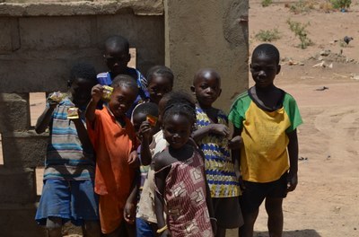 Das Bild zeigt eine Gruppe von neugierigen Kindern an der Kläranlage